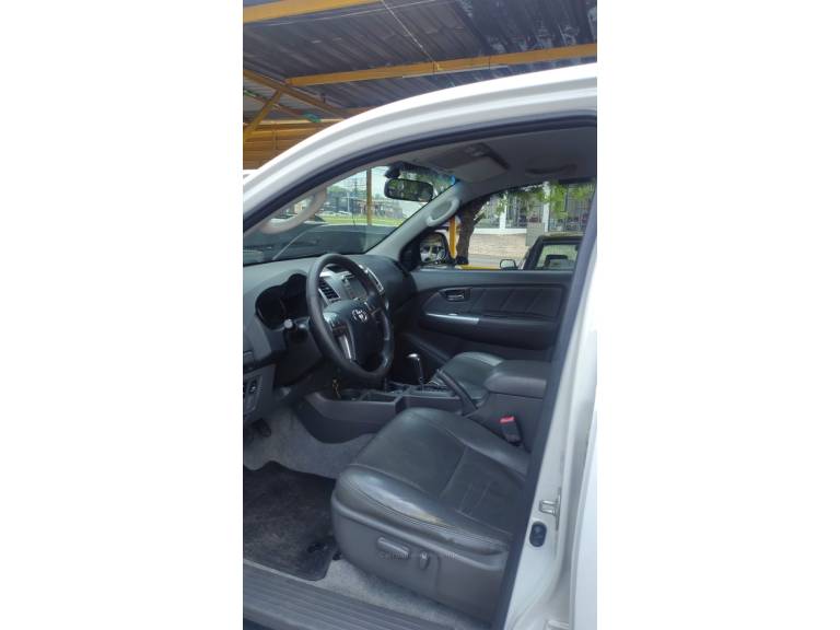 TOYOTA - HILUX - 2014/2014 - Branca - R$ 124.900,00