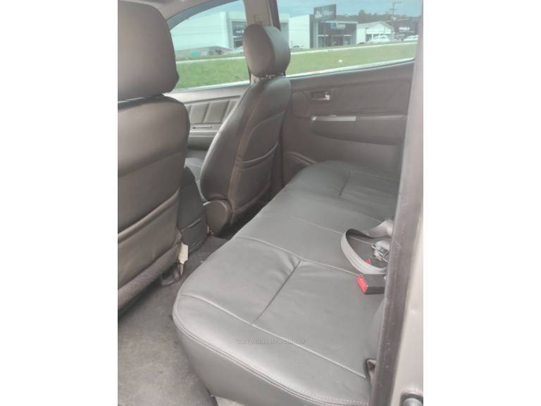TOYOTA - HILUX - 2011/2012 - Prata - R$ 129.900,00