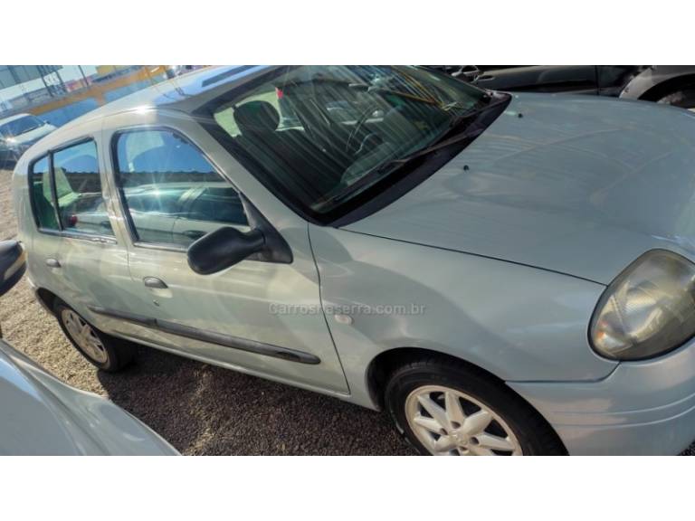 RENAULT - CLIO - 2002/2002 - Prata - R$ 12.900,00