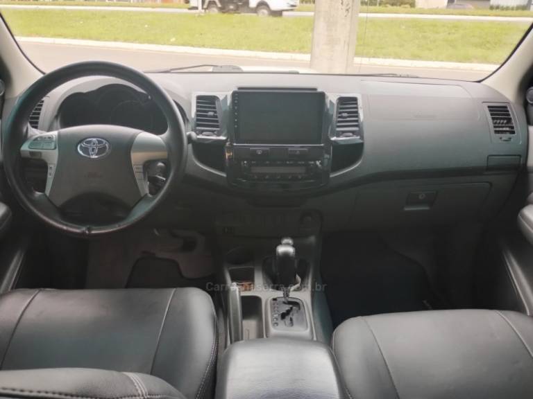 TOYOTA - HILUX - 2011/2012 - Prata - R$ 129.900,00