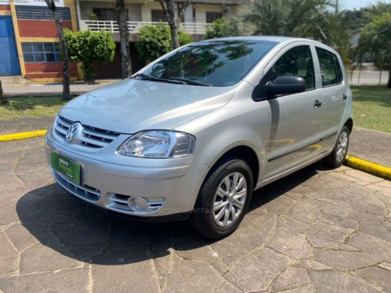 VOLKSWAGEN - FOX - 2005/2006 - Prata - R$ 27.900,00