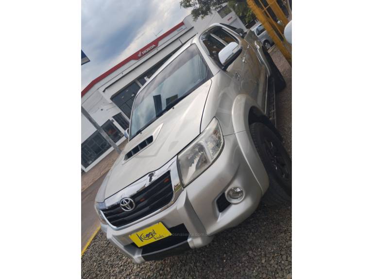 TOYOTA - HILUX - 2011/2012 - Prata - R$ 129.900,00