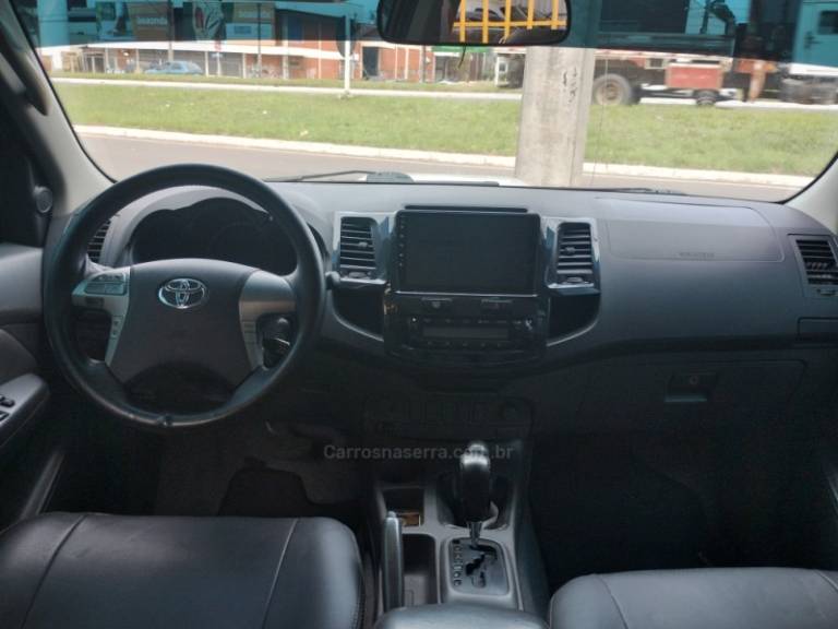 TOYOTA - HILUX - 2011/2012 - Prata - R$ 129.900,00