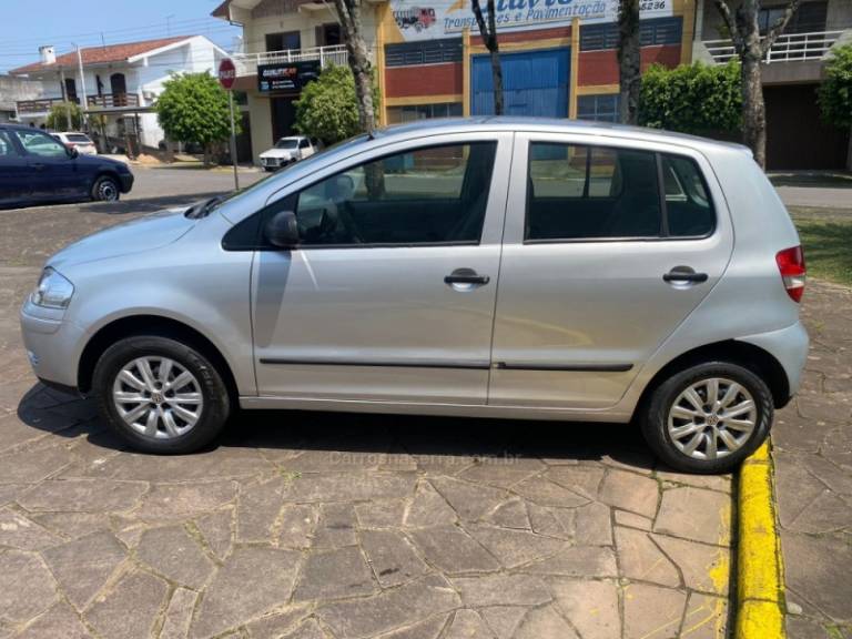 VOLKSWAGEN - FOX - 2005/2006 - Prata - R$ 27.900,00