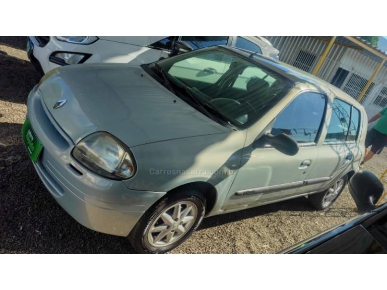 RENAULT - CLIO - 2002/2002 - Prata - R$ 12.900,00