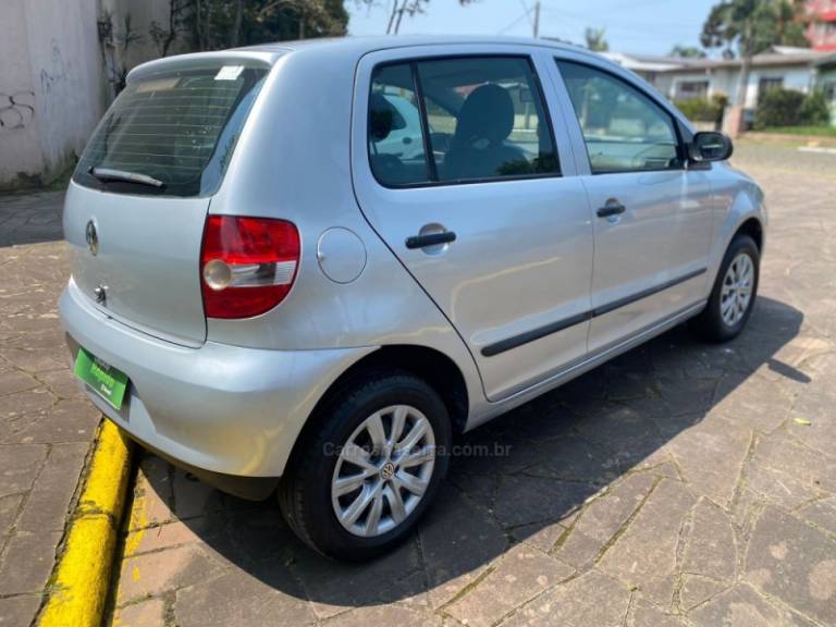 VOLKSWAGEN - FOX - 2005/2006 - Prata - R$ 27.900,00